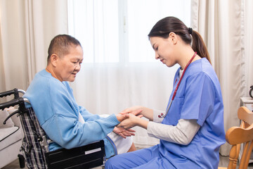 Obraz premium Nurse and senior patient making eye contact while holding hands, expressing warmth, empathy, and support in home-based senior care environment, healthcare, caregiver, hospitality.