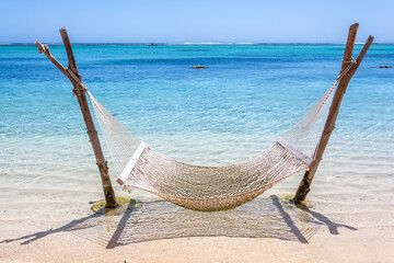 Hamac sur plage paradisiaque