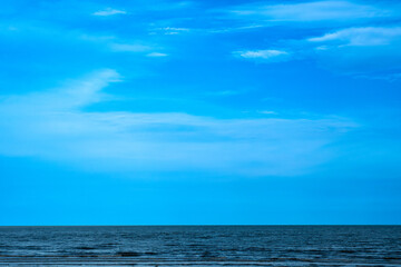 Obraz premium Nature of the ocean and blue sky Summer with sunshine, sandy beaches, clear blue waters sparkling against the blue sky. on an island with good ecology and environment Background for summer vacation