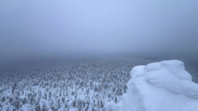 View of the white rocks and the winter forest on Mount Polyud. Lappish spruces on Mount Polyud in the Perm region in winter. In winter, there is a lot of snow and frost on the trees in the Urals. 4К