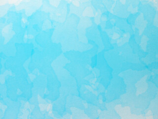 青空や水面のようなイメージの背景素材。水彩手描きの筆のタッチ。キャンバスの質感。うっすらした青