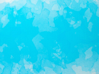 青空や水面のようなイメージの背景素材。水彩手描きの筆のタッチ。キャンバスの質感。はっきりした青