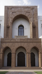 Obraz premium This features grand architectural facade with blend of traditional and modern design elements. structure includes large arches and central window, showcasing intricate stonework.Facade of grand