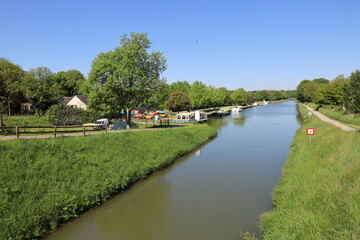 Fototapeta premium Le canal latéral au fleuve Loire, village de Cuffy, département du Cher, France
