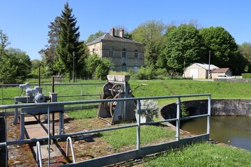 L'écluse des lorrains sur le canal latéral au fleuve Loire, village de Cuffy, département du...