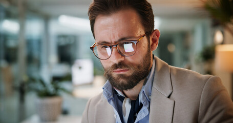 Obraz premium Man, glasses and reading on tablet in office for research, financial feedback or audit deadline at night. person, reflection and online for finance report, information and risk management of overtime