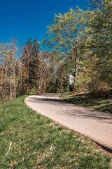 Petite route sinueuse du Salève traversant la forêt ou les alpages