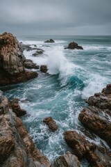 Obraz premium Dramatic Ocean Waves Crashing on Rocky Coast