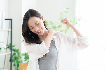 リビングでくつろぐ若い女性
