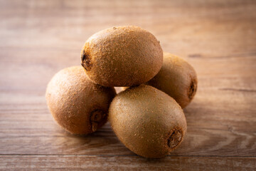 テーブルの上のキウイフルーツ