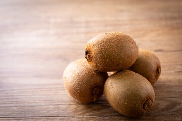 テーブルの上のキウイフルーツ