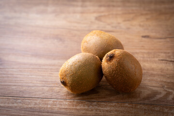 テーブルの上のキウイフルーツ