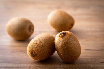 テーブルの上のキウイフルーツ