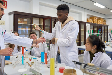Obraz premium Students and teacher making experiments in chemistry laboratory
