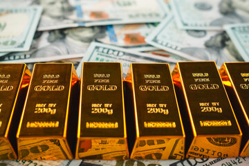 Obraz premium Gold and dollar bills are placed together on a table, reflecting the idea of ​​the need to produce a denominated dollar with a gold base value.