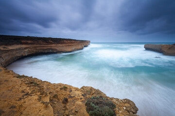 Obraz premium Broken Head an der Great Ocean Road in Victoria, Australien. Broken Head ist zwischen der Thunder Cave und dem Sherbrook River gelegen. Dramatische Stimmung vor dem Sturm.