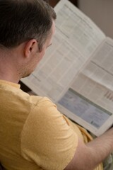 Obraz premium Man at home read a newspaper