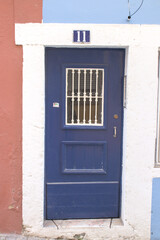 Portas de entrada de edifícios de Lisboa antigos e tradicionais
