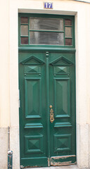 Portas de entrada de edifícios de Lisboa antigos e tradicionais