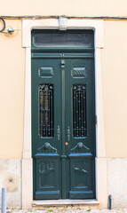 Portas de entrada de edifícios de Lisboa antigos e tradicionais