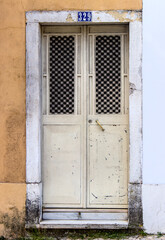 Portas de entrada de edifícios de Lisboa antigos e tradicionais