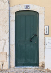 Portas de entrada de edifícios de Lisboa antigos e tradicionais