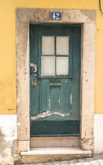 Portas de entrada de edifícios de Lisboa antigos e tradicionais