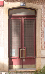 Portas de entrada de edifícios de Lisboa antigos e tradicionais