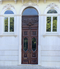 Portas de entrada de edifícios de Lisboa antigos e tradicionais