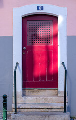 Portas de entrada de edifícios de Lisboa antigos e tradicionais