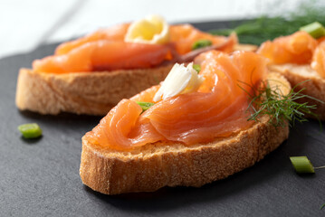 Crostini con salmone affumicato, antipasti di mare