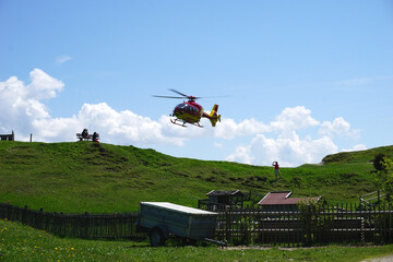Helikopter im Sommer  am Berg in den Alpen mit Menschen © Wellness in Bavaria