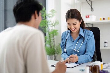 Obraz premium Health and Wellness. Doctor and patient engaging in a friendly consultation.