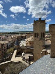 Vue d'Olite et d'une partie du ch&acirc;teau depuis les tours