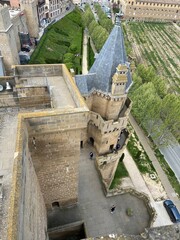 Vue d'Olite et d'une partie du ch&acirc;teau depuis les tours