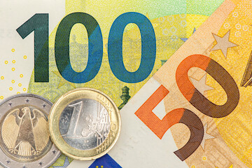 Euro Geldscheine liegen zusammen mit Euromünzen