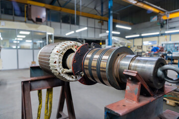 Photos d'un moteur mécanique, mettant en valeur ses composants métalliques et sa complexité...