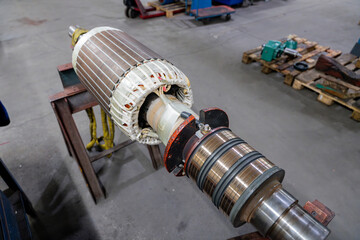 Photos d'un moteur mécanique, mettant en valeur ses composants métalliques et sa complexité...