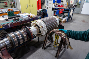 Photos d'un moteur mécanique, mettant en valeur ses composants métalliques et sa complexité...