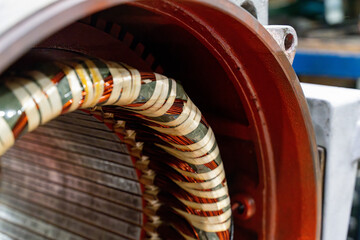 Photos d'un moteur mécanique, mettant en valeur ses composants métalliques et sa complexité...