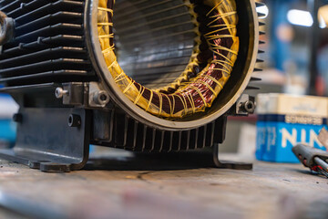 Photos d'un moteur mécanique, mettant en valeur ses composants métalliques et sa complexité...