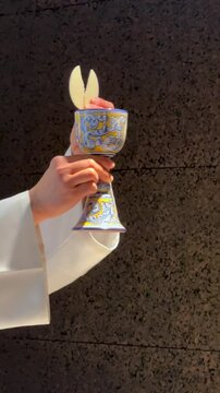 En la eucaristia el amor de un sacerdote que se entrega a su pueblo es la vida nueva. Hoy el pan y el vino en la transubstanciaci&oacute;n llega nueva. vocacion sacerdotal.