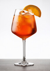 Bicchiere di spritz su sfondo bianco