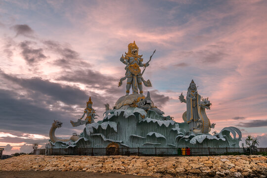 patung triratna statue, Kuta Bali