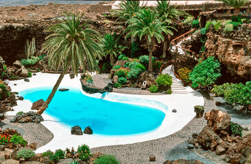 Eingescanntes historisches Farbfoto eines von César Manrique gestalteten Pools im 
