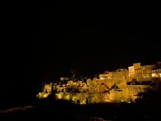 Obraz premium Night view of Pitigliano, a picturesque town in Tuscany, Italy, illuminated by artificial lights, creating a magical atmosphere