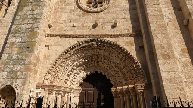 Roset&oacute;n y portada de la iglesia rom&aacute;nica siglo XII de santa Mar&iacute;a Magdalena en la ciudad de Zamora, Espa&ntilde;a