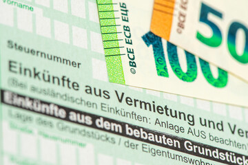 Obraz premium Euro Banknoten liegen auf einem Formular für die Steuererklärung für Einkünfte aus Vermietung und Verpachtung an das Finanzamt