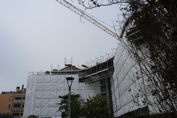 Lavori in corso nel cantiere edile in città