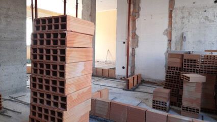 Lavori in corso nel cantiere edile per una ristrutturazione di un appartamento